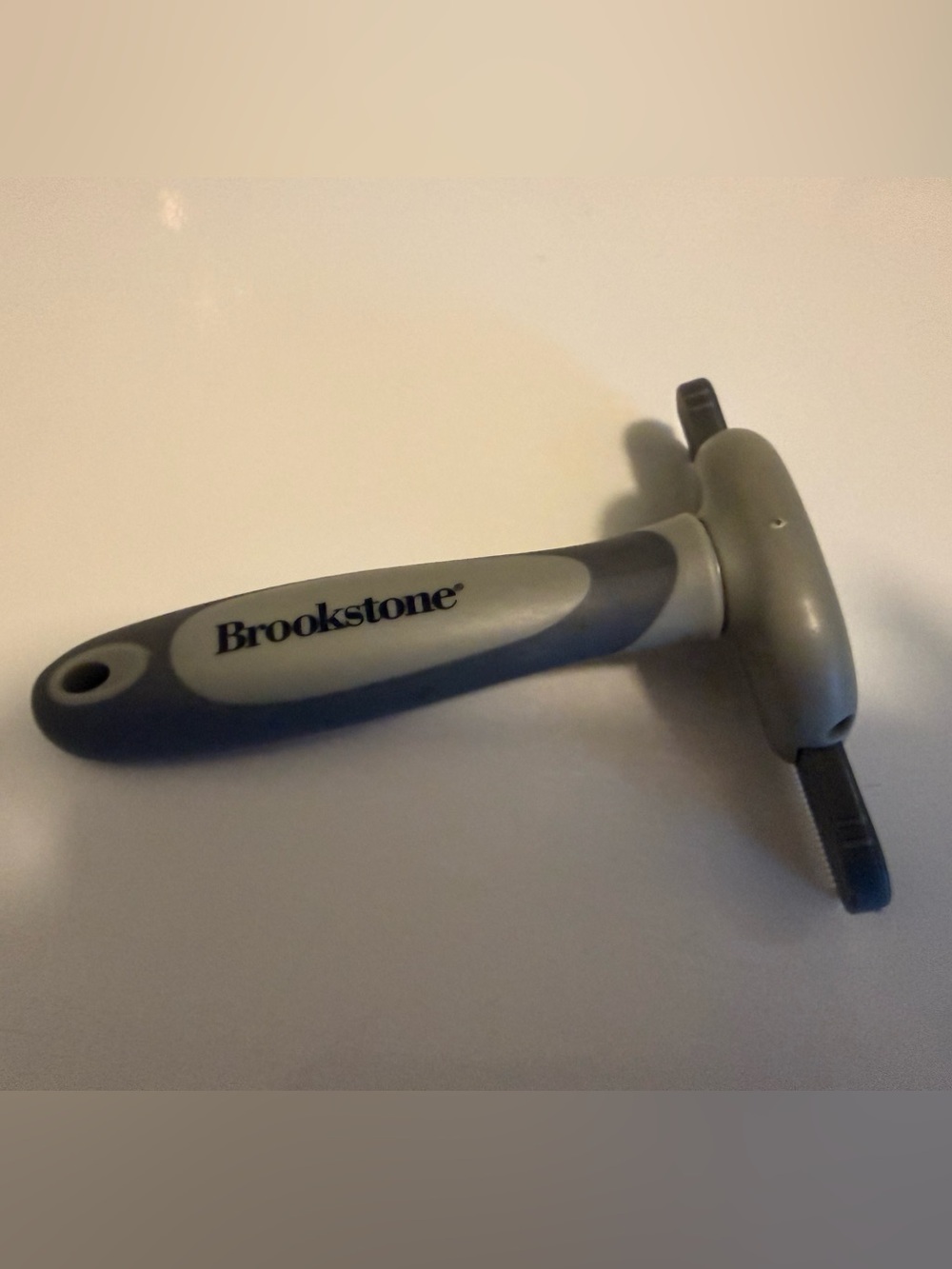 Brookstone small handheld pet de-shedder brush